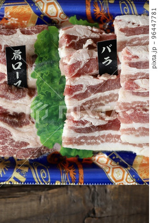 半解凍の北海道産の焼肉用にカットした三元豚 バラ肉と肩ロース肉 半解凍の北海道産の焼肉用にカットした三元豚 バラ肉と肩ロース肉 96447781
