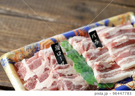 半解凍の北海道産の焼肉用にカットした三元豚 バラ肉と肩ロース肉 半解凍の北海道産の焼肉用にカットした三元豚 バラ肉と肩ロース肉 96447783