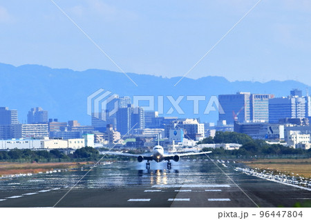 大阪国際空港　旅客機　離陸　猪名川土手 96447804
