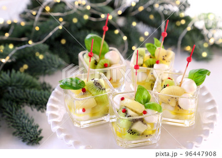 キウイフルーツカプレーゼ　キウイフルーツモッツァレラ 96447908