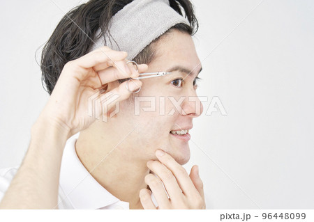 眉毛を整える男性　白背景 96448099