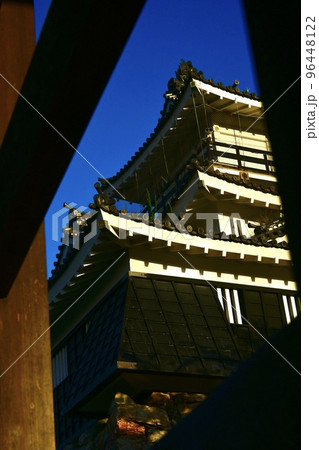 2023NHK大河ドラマ「どうする家康」ゆかりの地、浜松のシンボル天守門越しの浜松城 2023NHK大河ドラマ「どうする家康」ゆかりの地、浜松のシンボル天守門越しの浜松城 96448122