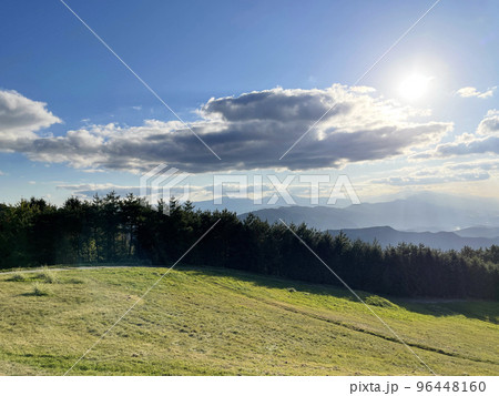 山頂から望む山並みと青空の太陽 96448160