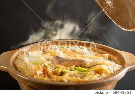 熱々の石狩鍋 96448251