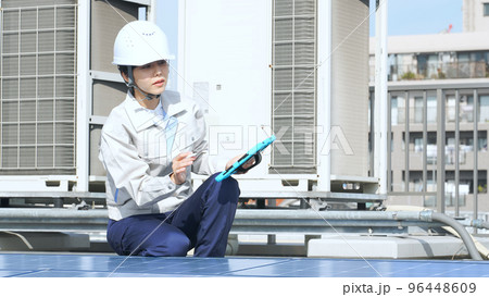 ソーラーパネルを点検するエンジニア　太陽光発電 96448609