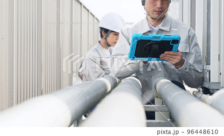 配管を点検するエンジニア 配管を点検するエンジニア 96448610