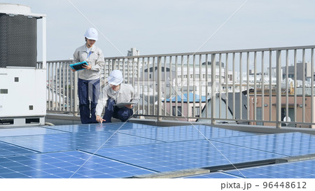 ソーラーパネルを点検するエンジニア 太陽光発電 ソーラーパネルを点検するエンジニア 太陽光発電 96448612