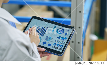 タブレットでデータを見る作業員 96448614