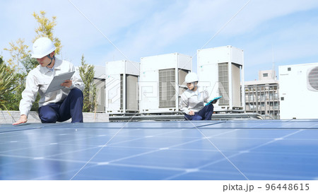 ソーラーパネルを点検するエンジニア 太陽光発電 ソーラーパネルを点検するエンジニア 太陽光発電 96448615