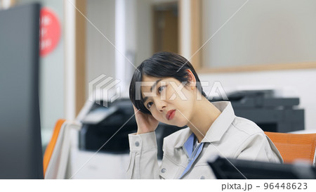 オフィスで頭を抱えるエンジニア 96448623