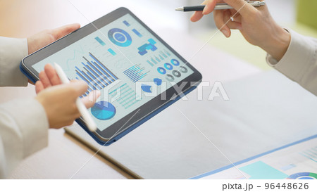 タブレット画面を見て話す人々 96448626