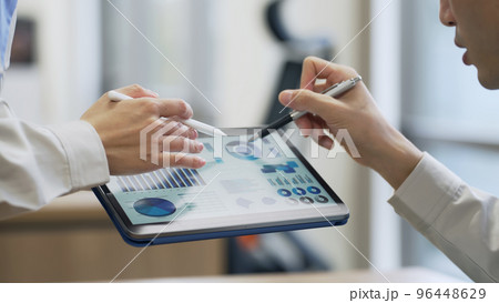 タブレット画面を見て話す人々 タブレット画面を見て話す人々 96448629