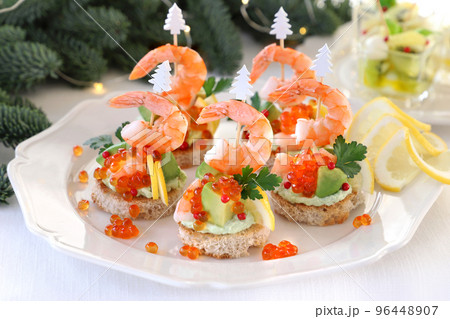 クリスマス前菜 アボカドディップのアボカドシュリンプオープンサンド エビとアボカドのカナッペ クリスマス前菜 アボカドディップのアボカドシュリンプオープンサンド エビとアボカドのカナッペ 96448907