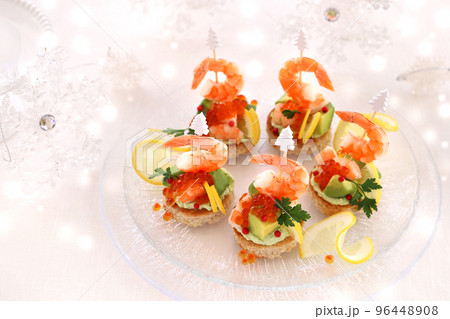 クリスマス前菜　アボカドディップのアボカドシュリンプオープンサンド　エビとアボカドのカナッペ　 96448908