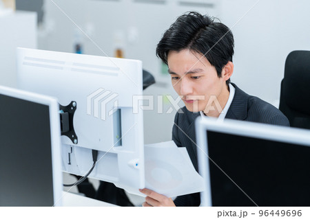 オフィスで働くビジネスマン 96449696
