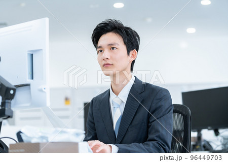 オフィスで働くビジネスマン オフィスで働くビジネスマン 96449703