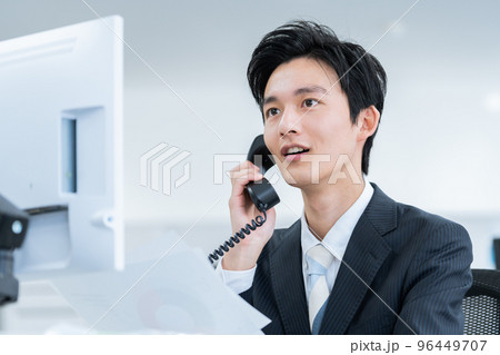 オフィスで働くビジネスマン オフィスで働くビジネスマン 96449707