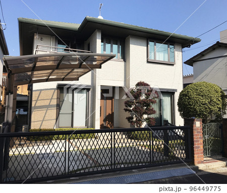 小さな庭とカーポートのある一戸建ての住宅　perming 写真素材 96449775