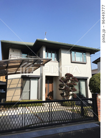 小さな庭とカーポートのある一戸建ての住宅　perming 写真素材 96449777