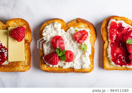 Open Sandwich with Prosciutto and Figs 96451380