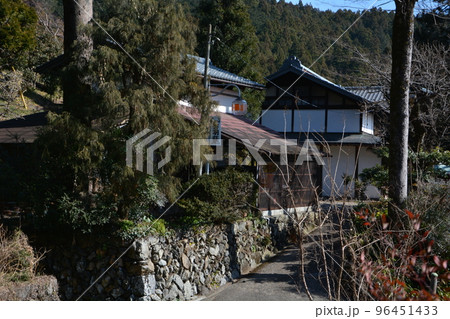 山間の住宅の景色 山間の住宅の景色 96451433