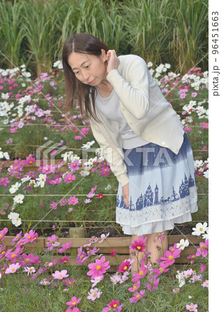 お花畑の女性 96451663