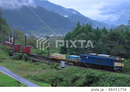 霧の木曽路を走るEF64牽引の貨物列車(81レ)_2022/10/7撮影 霧の木曽路を走るEF64牽引の貨物列車(81レ)_2022/10/7撮影 96451756