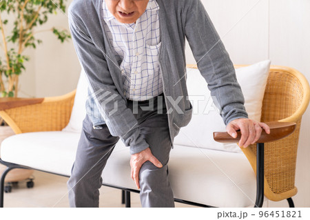 脚が痛いシニアの男性 96451821