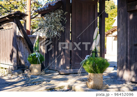門松(松飾り) 和風玄関の正月飾り 門松(松飾り) 和風玄関の正月飾り 96452096