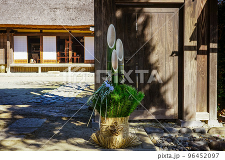 門松（松飾り） 和風玄関の正月飾り 96452097