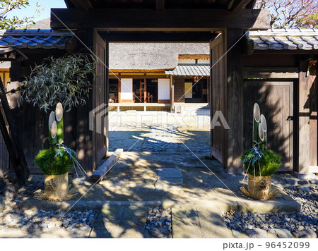門松（松飾り） 和風玄関の正月飾り 96452099