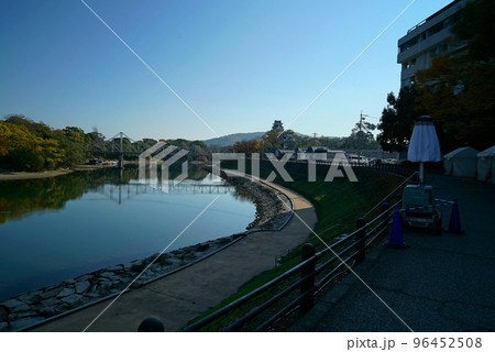 碧い空と岡山城と岡山後楽園の秋景色 96452508