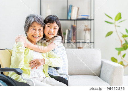 車椅子のシニアの女性と小学生の孫 車椅子のシニアの女性と小学生の孫 96452876