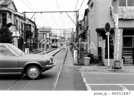 昭和の記録）1970年 都電荒川線の遮断機のない踏切と線路内の写真素材 [96452887] - PIXTA