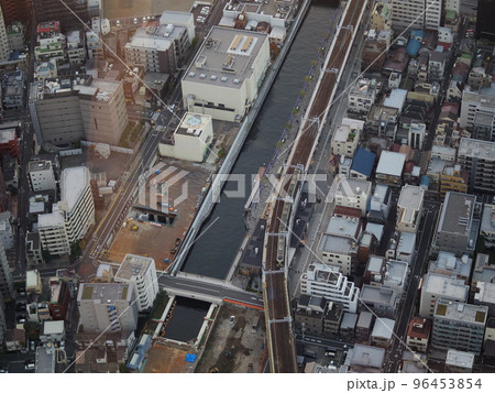 東京スカイツリーからの晩秋の眺め 駅に着く東武特急 96453854