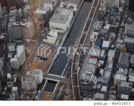 東京スカイツリーからの晩秋の眺め 駅に着く東武特急 96453855