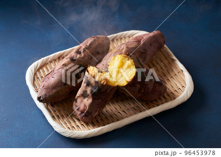 熱々の焼き芋 96453978