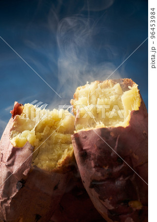 熱々の焼き芋 96453984