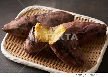 熱々の焼き芋 熱々の焼き芋 96453987