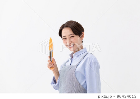 トングを持つ女性 トングを持つ女性 96454015