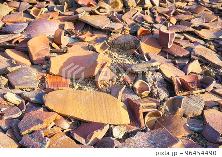 日本六古窯の一つ備前焼の里 史跡 備前陶器窯跡 伊部南大窯跡に散乱する備前焼の陶器片2 岡山県備前市 日本六古窯の一つ備前焼の里 史跡 備前陶器窯跡 伊部南大窯跡に散乱する備前焼の陶器片2 岡山県備前市 96454490