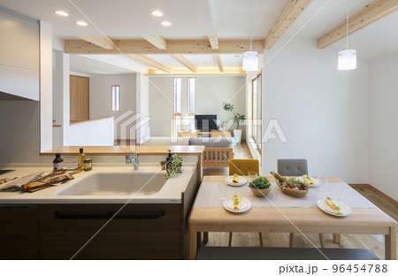 明るい木造新築戸建てのダイニングキッチン 96454788