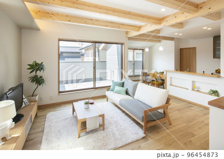 大きな窓のある木造新築戸建てリビング 96454873