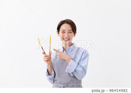 トングを持つ女性 96454982