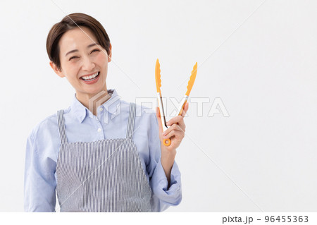 トングを持つ女性 トングを持つ女性 96455363