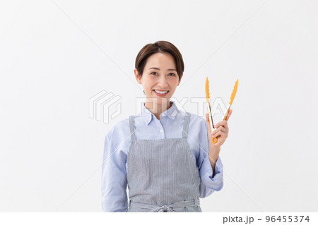 トングを持つ女性 トングを持つ女性 96455374