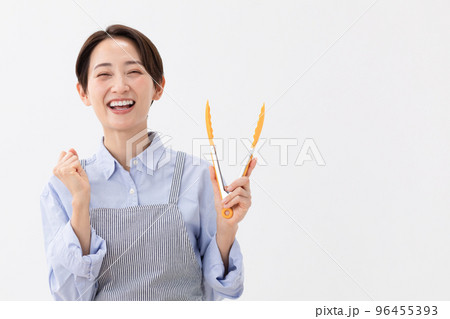 トングを持つ女性 96455393