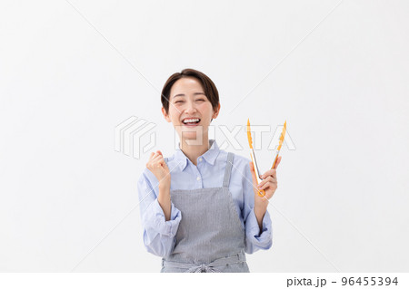 トングを持つ女性 トングを持つ女性 96455394