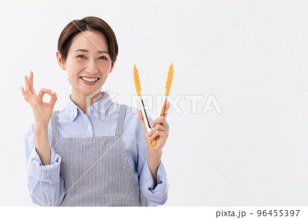 トングを持つ女性 トングを持つ女性 96455397