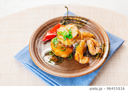 里芋と鶏肉の照り煮 里芋と鶏肉の照り煮 96455816